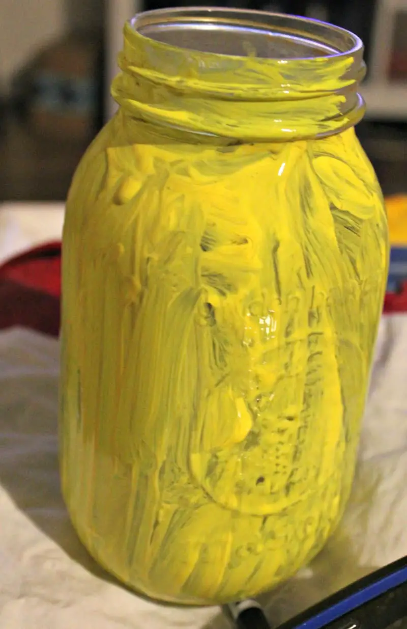 Looking for teacher gift ideas? These mason jar crafts for teachers are the perfect gift to give a teacher. You can fill them with anything! This is a great inexpensive teacher gift that the kids can make!