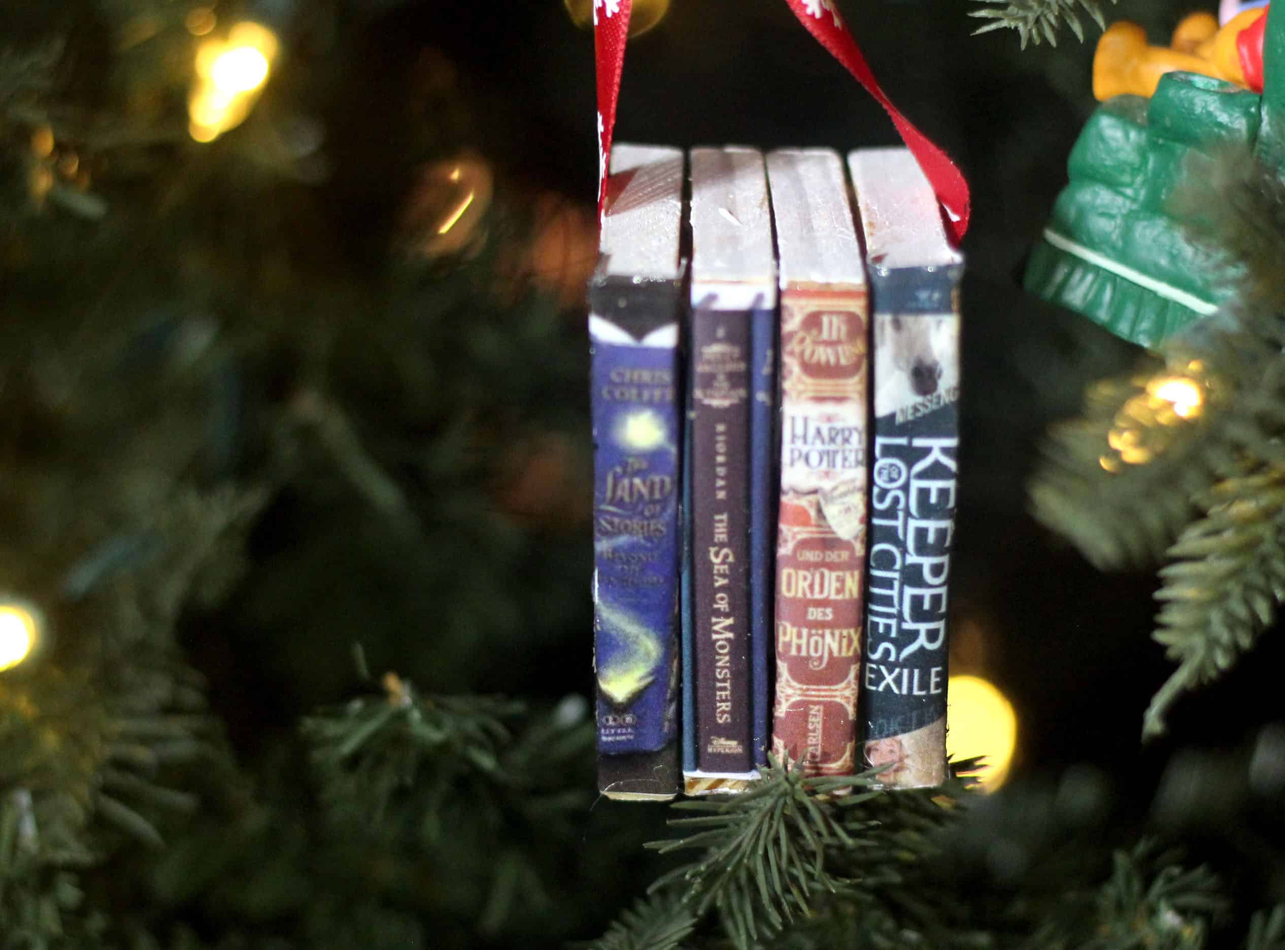 Wood Book Lovers Ornament DIY - Easy DIY Christmas Ornament that is low cost and simple to make. Perfect for DIY Christmas gifts. 